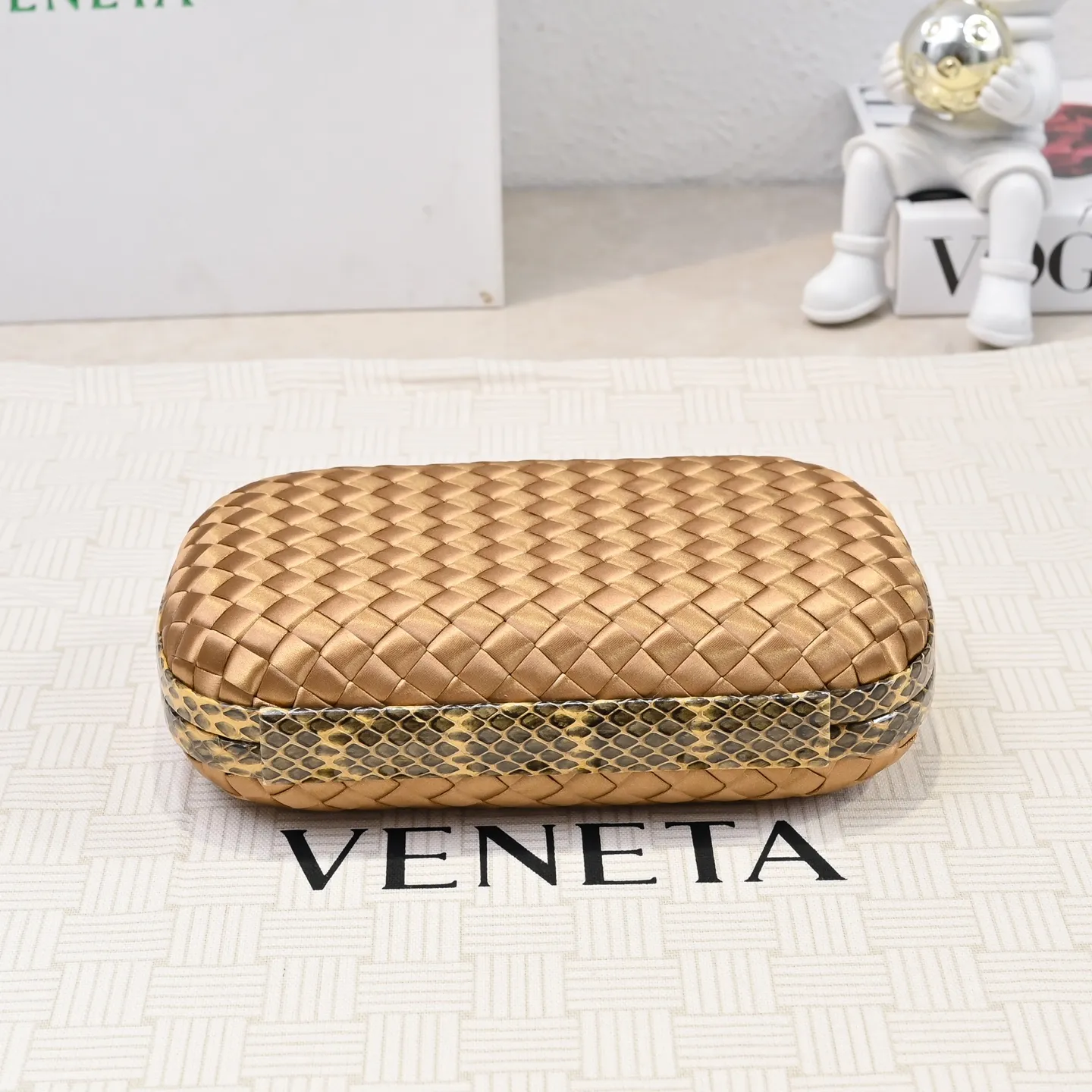 Batch 1460 #BV Knot woven evening bag series ~ Each bag reveals exquisite elegance💫Iconic classic silk weaving➕snake skin trimming with knot buckle, soft and delicate feel. The design is small and exquisite, low-key without logo, elegant and elegant. Paired with evening dress or cheongsam, it has the atmosphere of a famous and wealthy lady. Full of aura and invincible texture💃 Model: 7622 Dimensions: 20x12x5.5